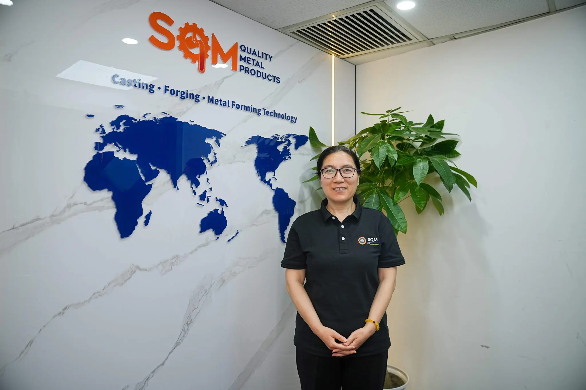 Logistic-Manager-Amy-Liu-2048x1365